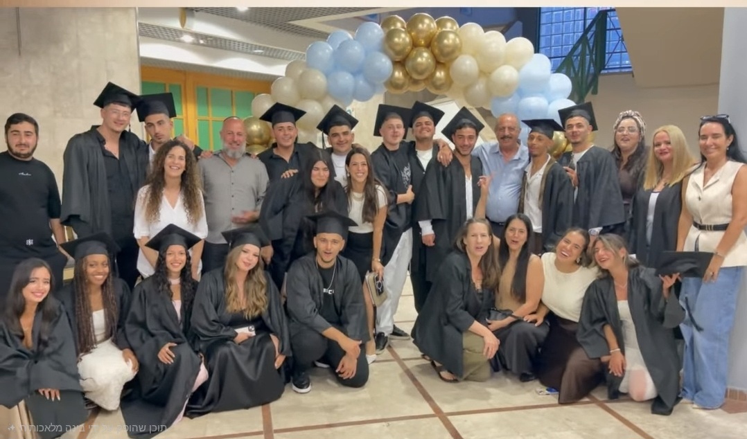 פרידה מהתיכון, צעד אל העתיד: מחזור כ"ג של תיכון "אמית האופק" חגג את סיום דרכו במסגרת התיכון