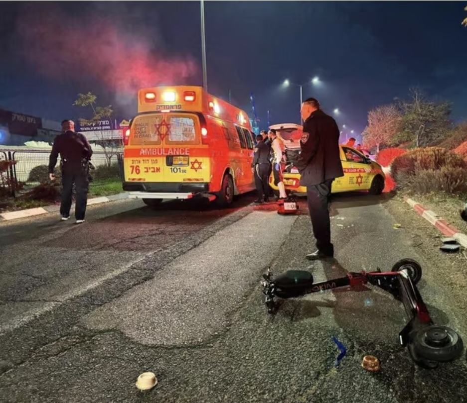 לילה של נס באור עקיבא: כלב פרץ לכביש, שני נערים עפו מהקורקינט ופונו לבית החולים