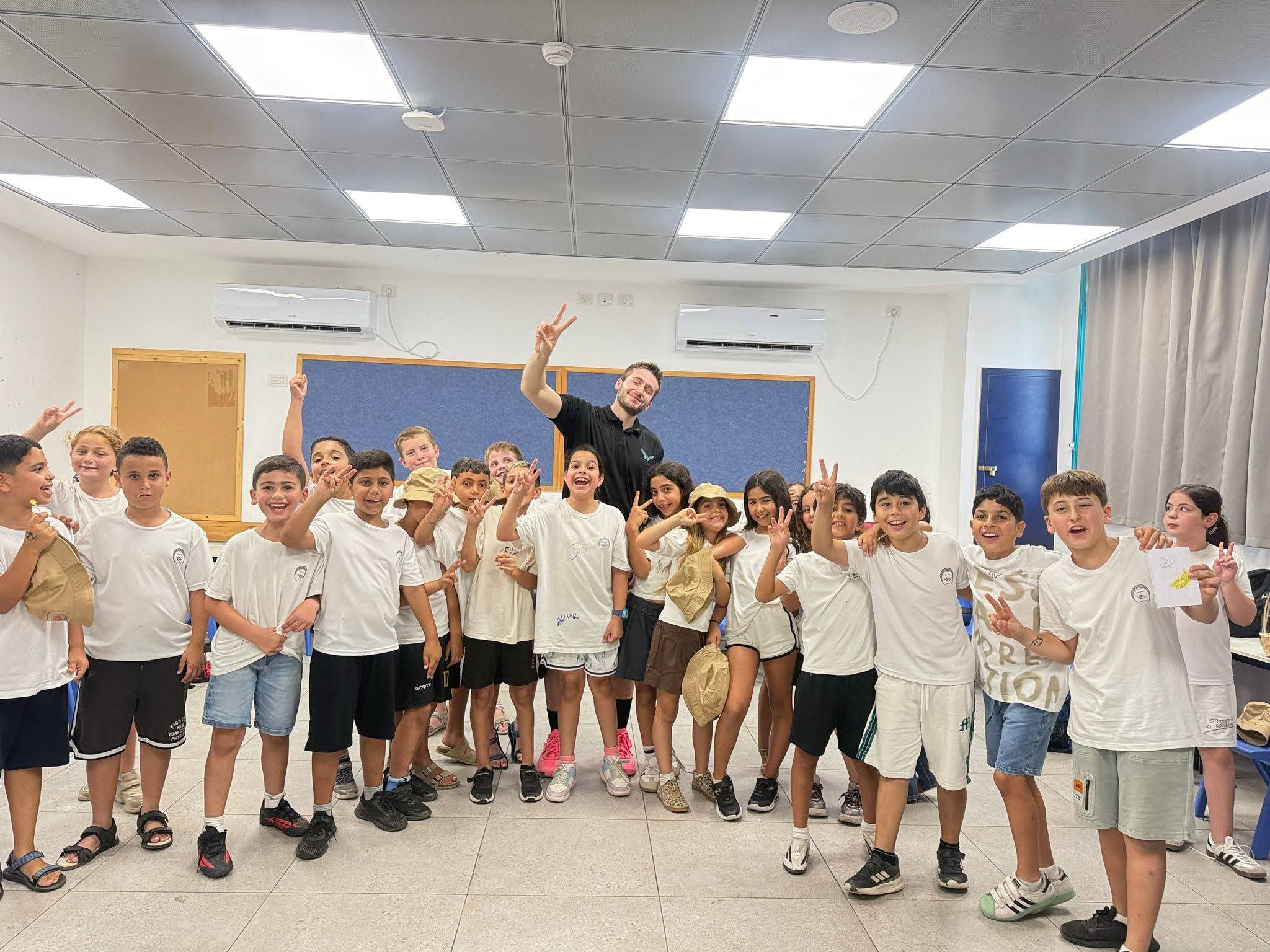 מה עשה כוכב רשת מוכר בבית ספר באור ים? התלמידים הופתעו והאווירה הפכה לחגיגה