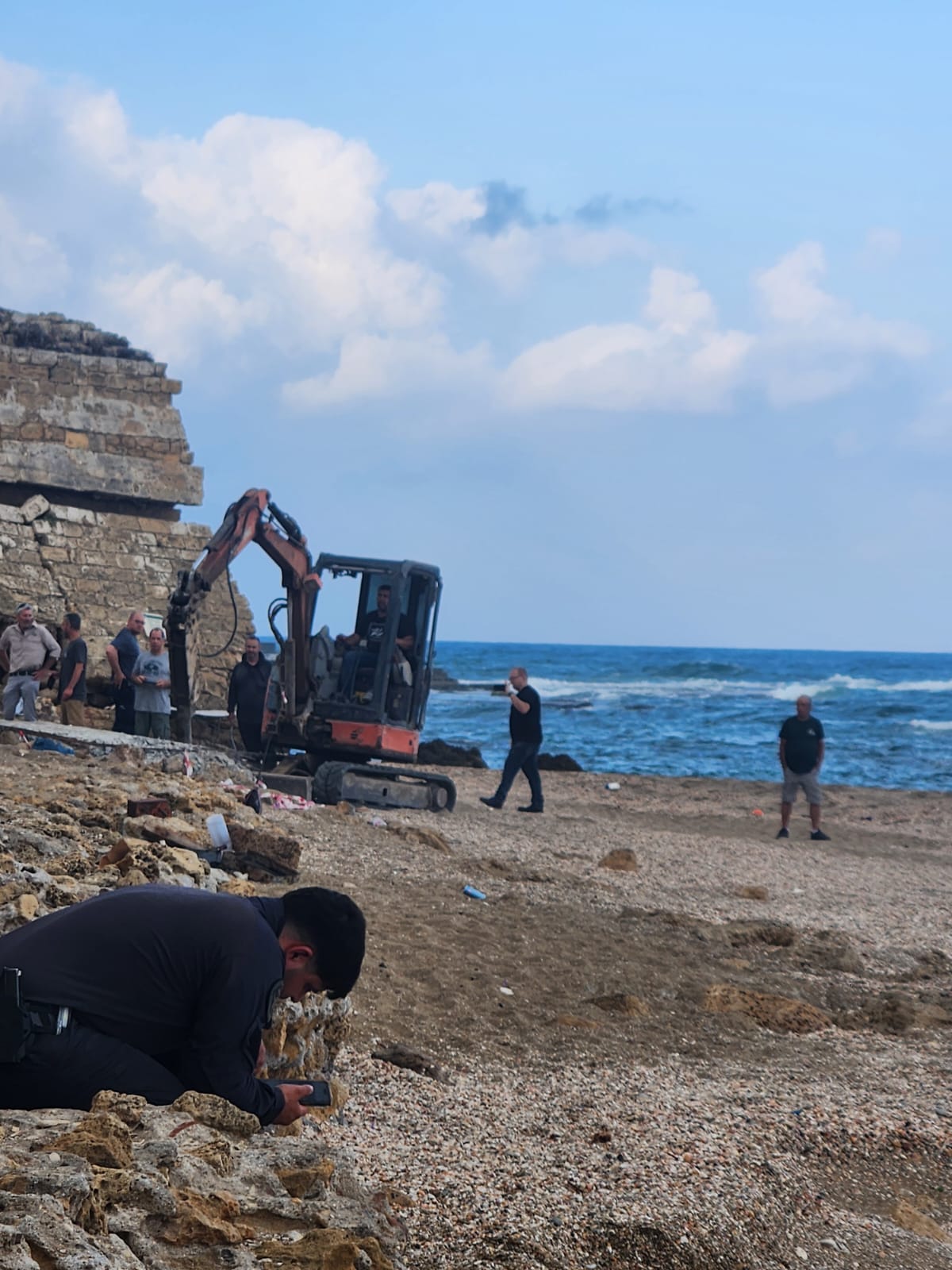 סערה בקבר רבי אבהו בקיסריה: כוחות משטרה פינו את המתחם  והמתפללים שואלים מי ידאג לבטיחות המקום?