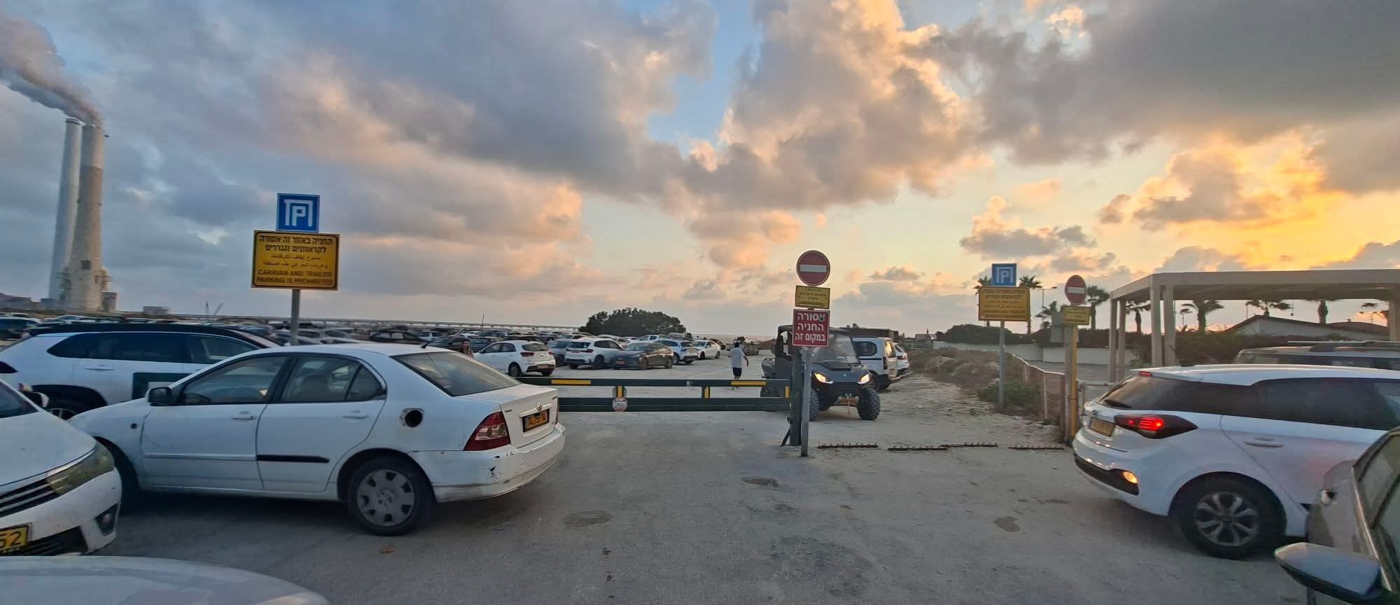 המחסום שהדליק את הרשת: למה נסגרה חניית חוף שדות ים דווקא בשיא הקיץ?