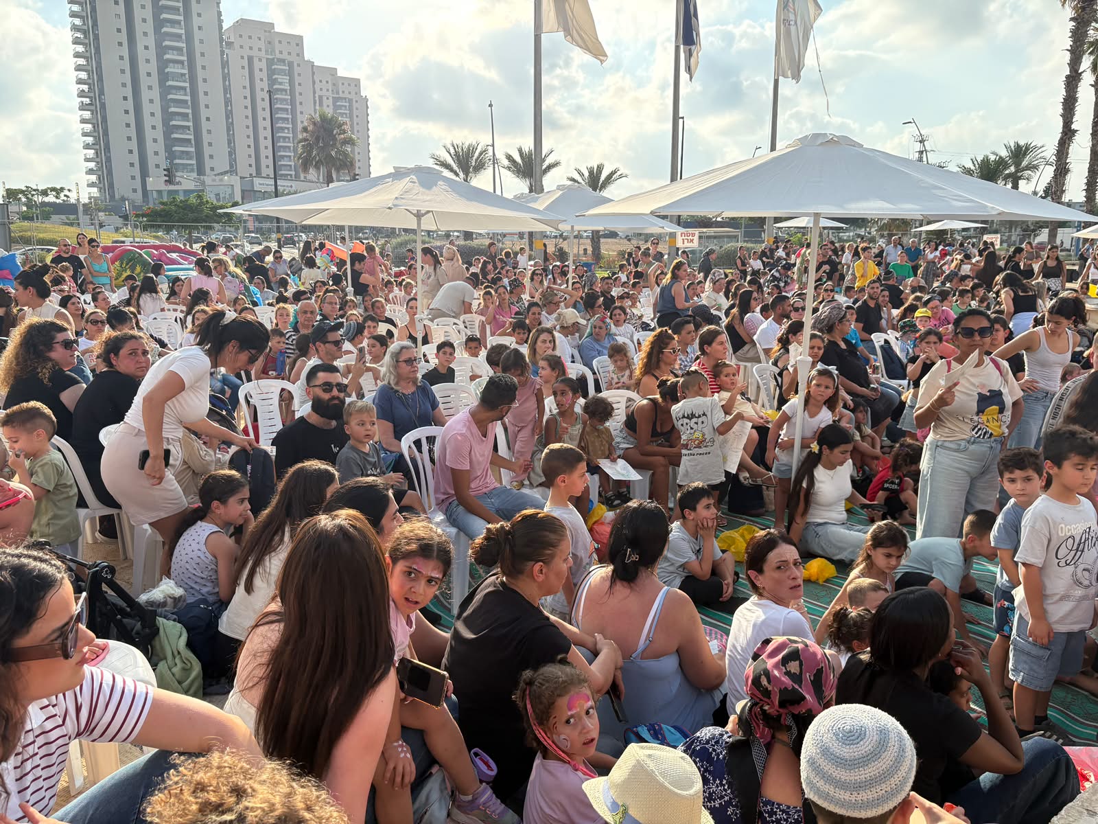 פותחים את הקיץ בגדול: מאות משפחות מילאו את רחבת היכל התרבות באירוע חגיגי של מתנ"ס אור עקיבא