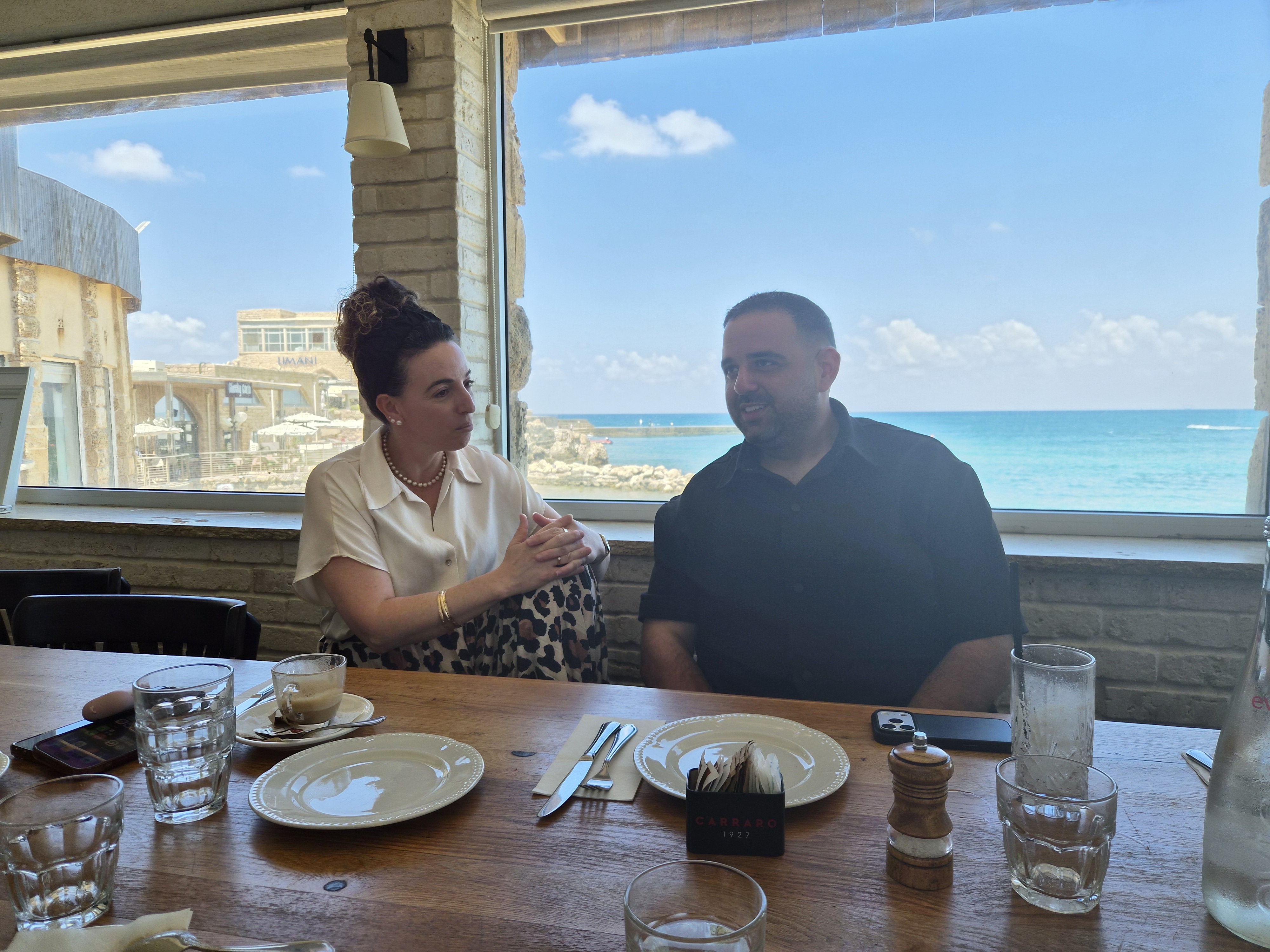 מאחורי הפגישה המסקרנת בקיסריה: אלה הנושאים שמתחילים להיחשף