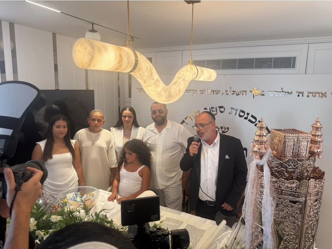 ברוב עם ובהתרגשות גדולה: ספר תורה חדש הוכנס לבית הכנסת "תורת חכם" באור עקיבא