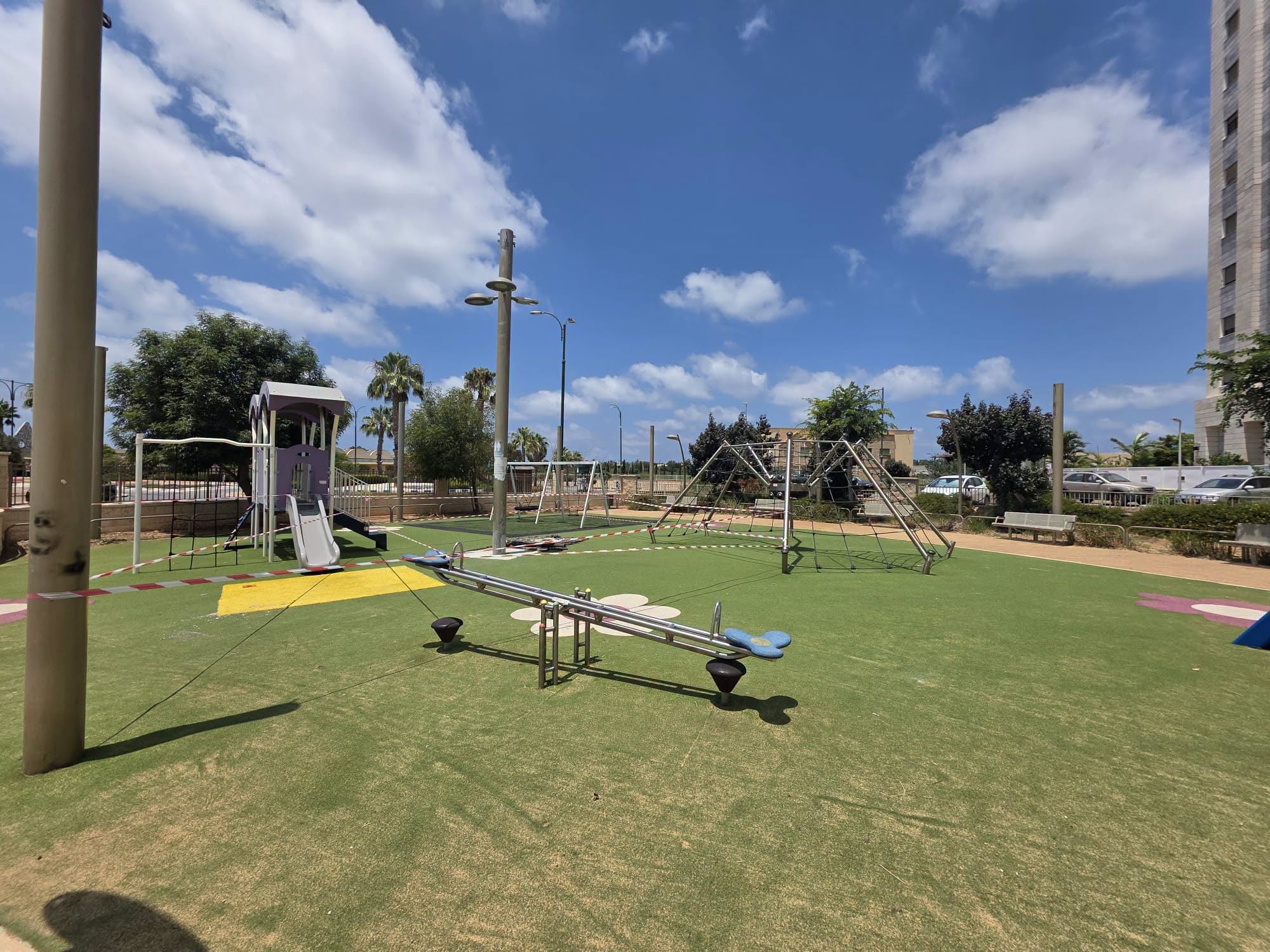משדרגים למען בטיחות התושבים: עיריית אור עקיבא מחדשת את ההצללה בפארק היובל–הר צופים