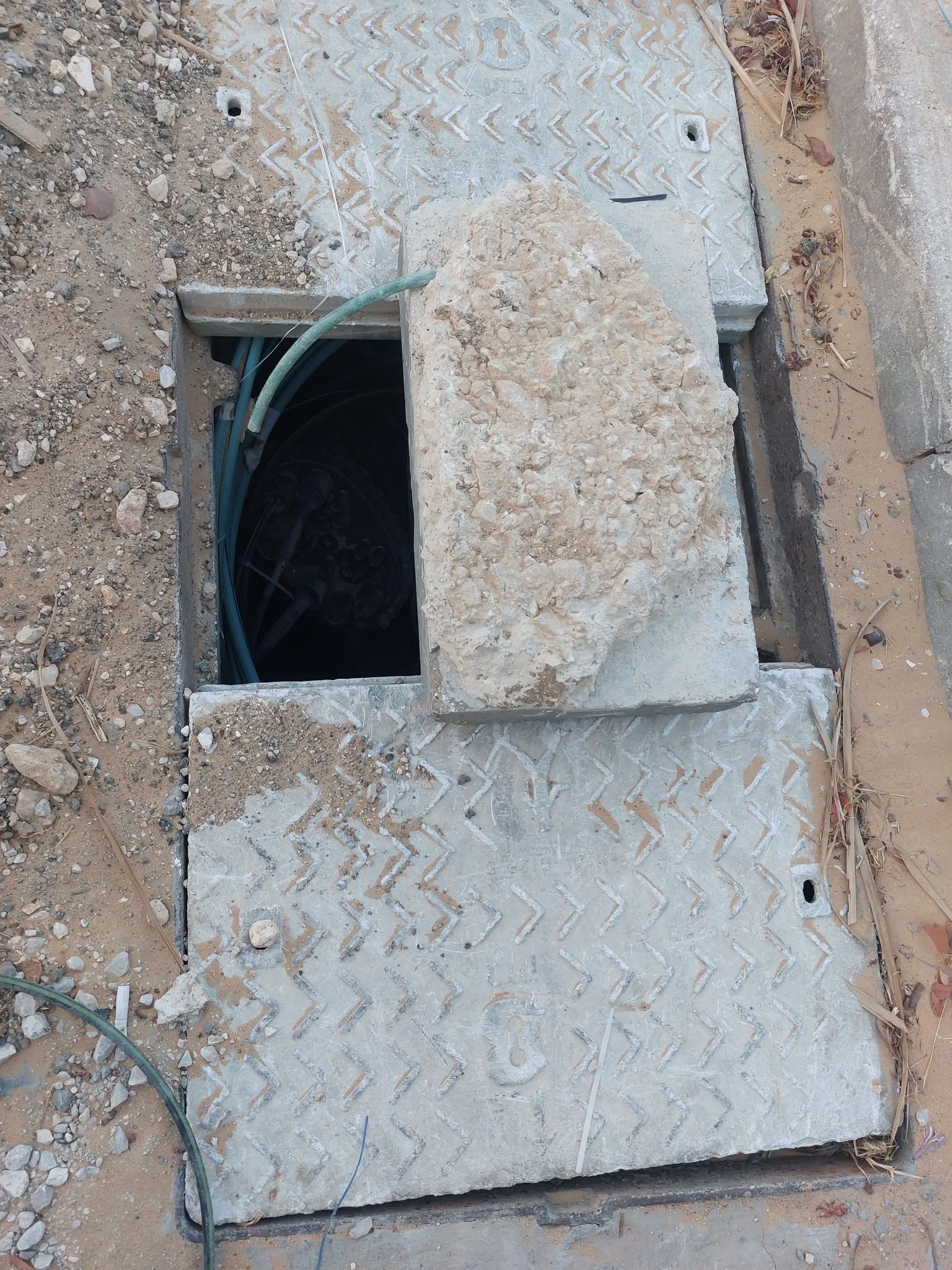 מפגע בטיחותי ברחוב השולמית: תושבים קוראים לטיפול מיידי בבור תקשורת פתוח