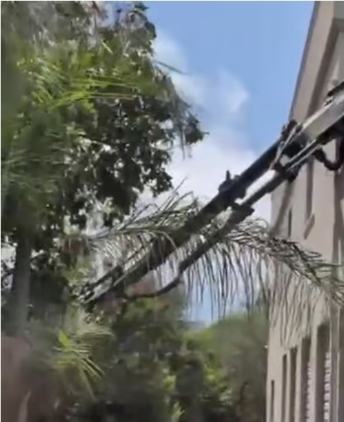 דרמה בקיסריה: מנוף ענק קרס במהלך עבודות ונפל אל תוך מתחם וילה יוקרתית