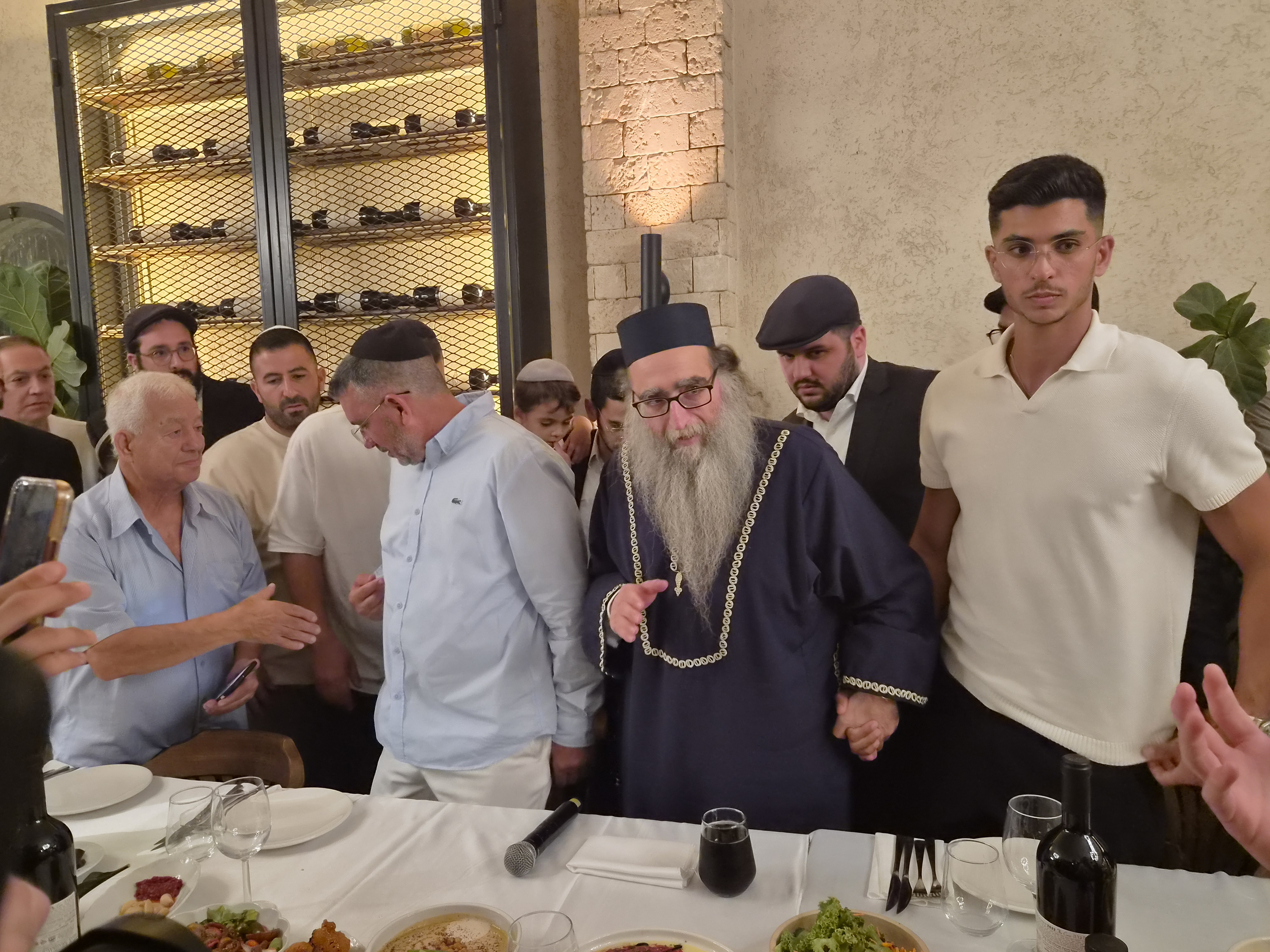 ברוב פאר והדר: ספר תורה חדש הוכנס לקיסריה במעמד מרגש בתאריך המיוחד ט"ו באב.