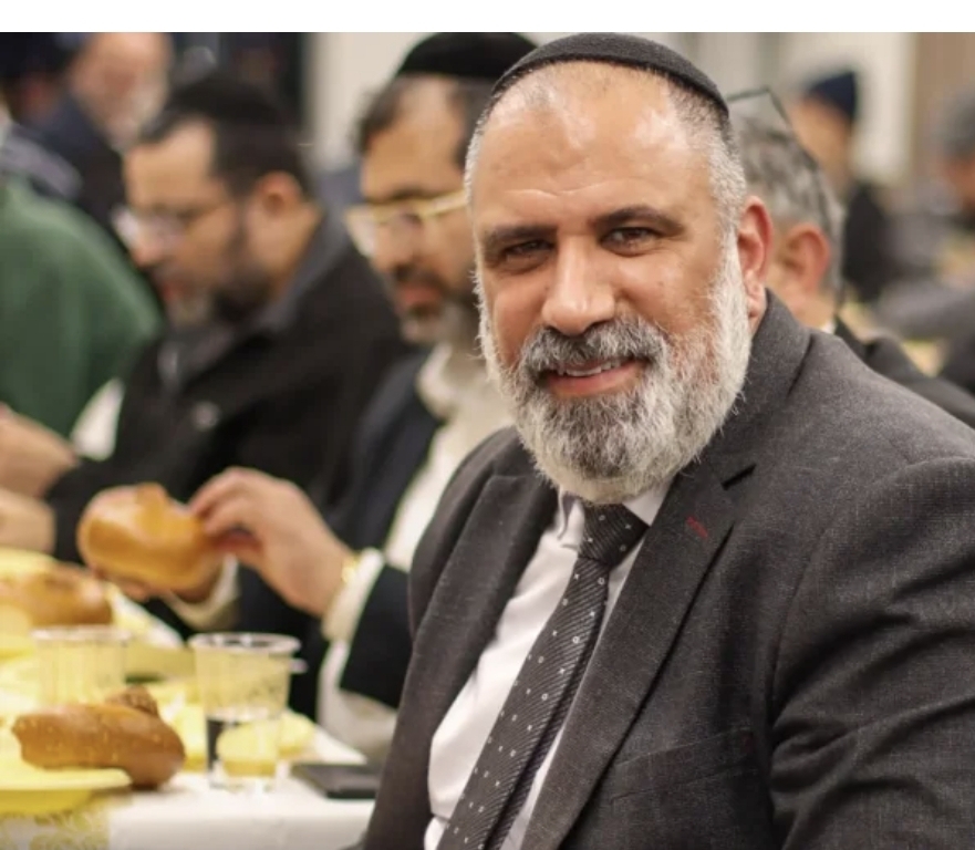 שלט קטן, מסר גדול: המיזם שמבקש להחזיר את השיח בבית הכנסת אל השם ואל אהבת האדם