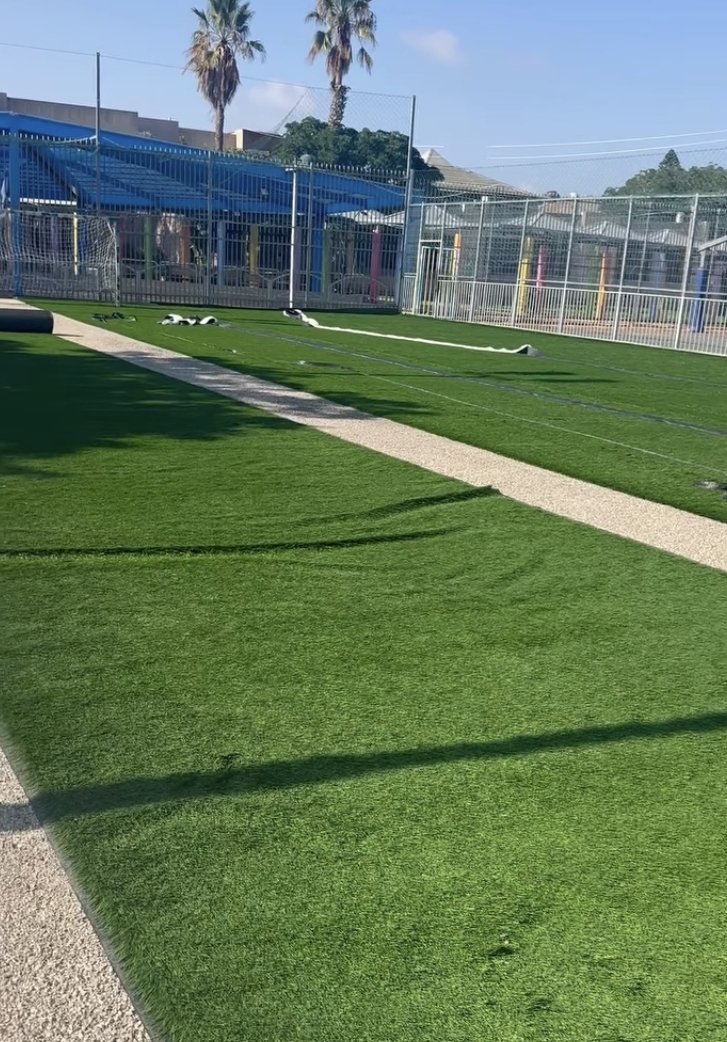 המגרש שהיה במצב קטסטרופלי חוזר לחיים: מהפך במגרש הקט־רגל בבית הספר נחמיה תמרי