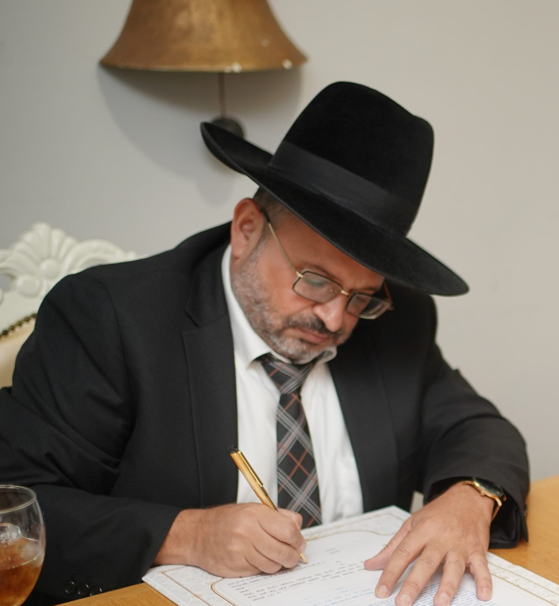 הבורג האחרון והסוגיה ההלכתית: האם מותר לכבד אדם אחר בעשיית מעקה? והרי כתוב ועשית מעקה לגגך, אתה בעצמך דווקא