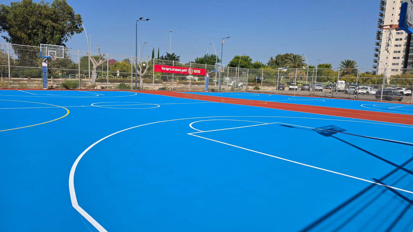 בטיחותי ומודרני: צפו במגרש הספורט המחודש בבית הספר 'עתידים' באור עקיבא 