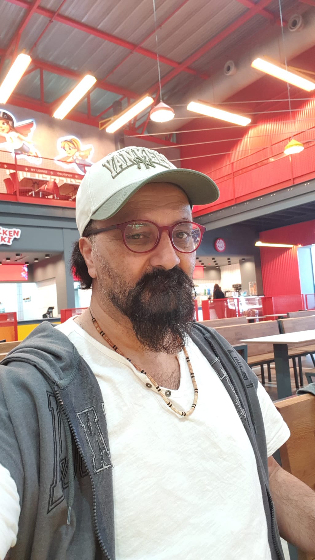 מעל ארבעה עשורים של מספריים אומנות, שירות וחברות. ראיון מיוחד עם רן הללי  הספר שהפך לאגדה באור עקיבא 