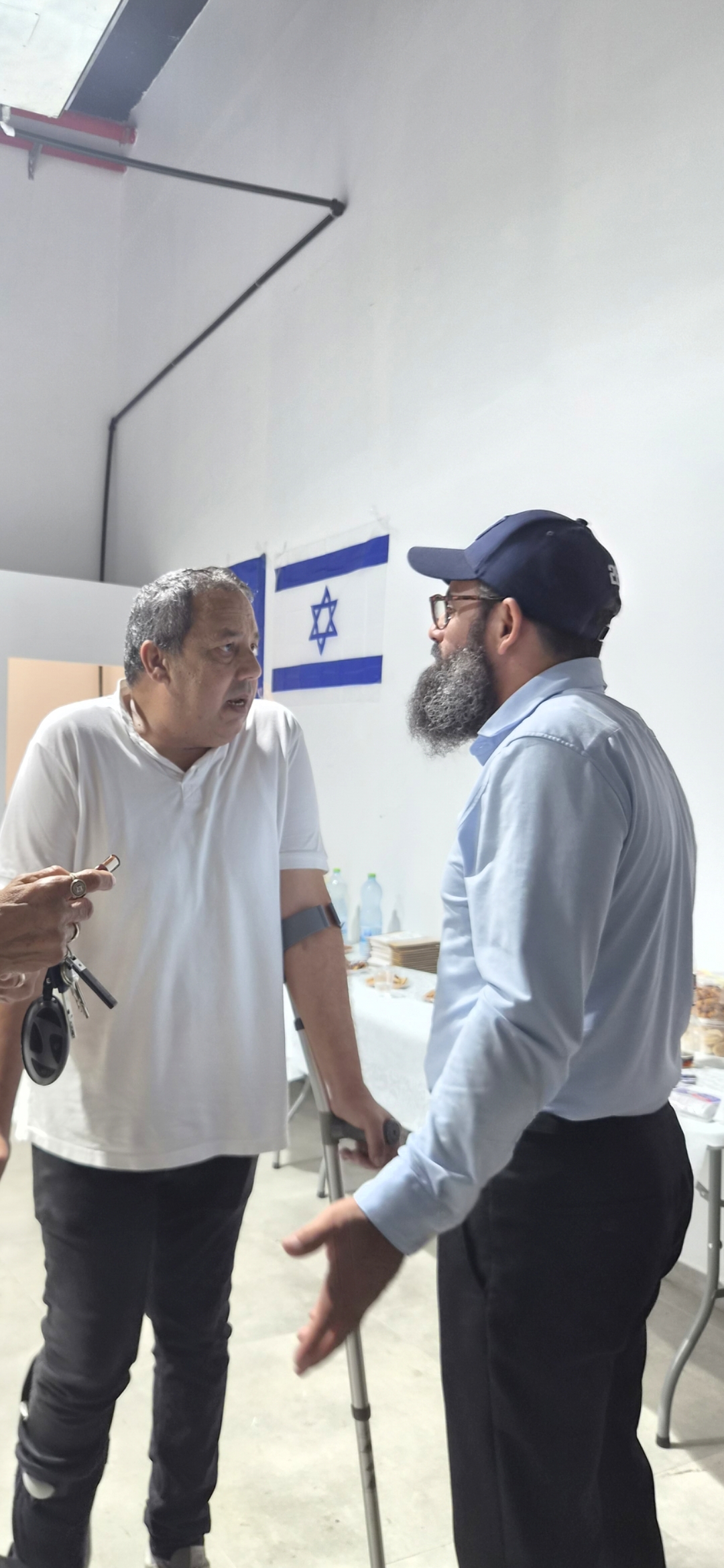 בעקבות פרסום הקיסרון ניוז: שלטי הליכוד הוסרו ממעקות הבטיחות באור עקיבא