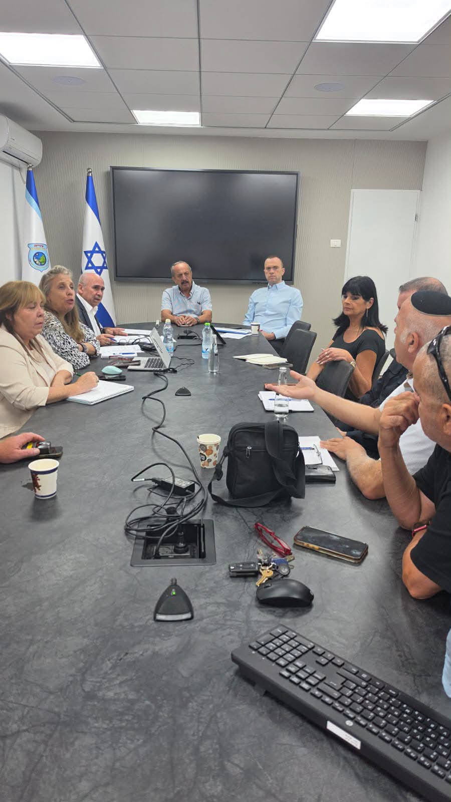 אור עקיבא מגבירה את המאמצים לבטיחות בדרכים: פסי האטה, שדרוג תאורה והגברת האכיפה